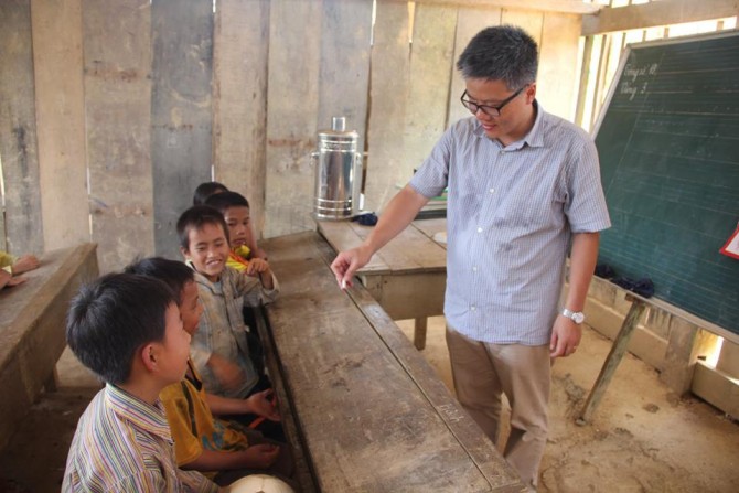 GS Ngô Bảo Châu dạy học cho trẻ em trường tiểu học Lũng Luông ( tỉnh Thái Nguyên). Ảnh: Trần Đăng Tuấn.