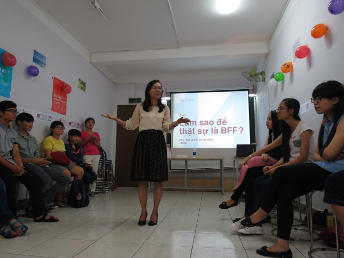 Cô Nguyễn Thị Thu Huyền mở đầu chuyên đề với câu hỏi "Theo các bạn, bạn bè có quan trọng không?"