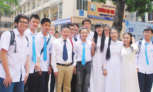 GS Ngô Bảo Châu với sinh viên.