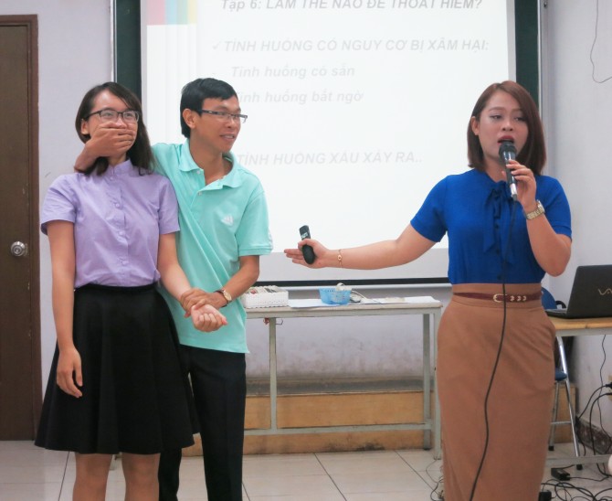 Tình huống bị khống chế từ đằng sau.